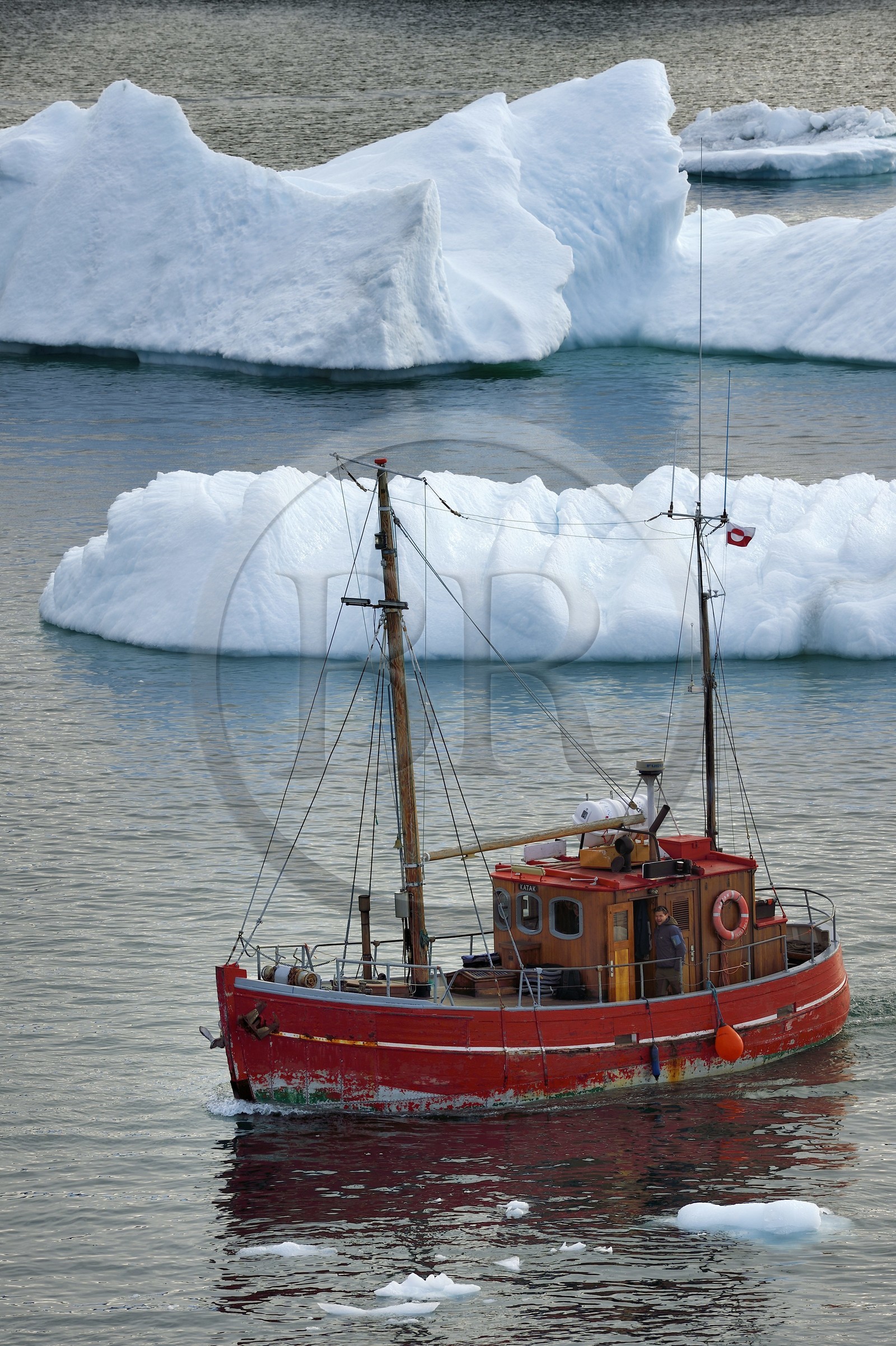 Groenland, cote ouest, baie de Disko, Ilulissat, ancien bateau de pêche et iceberg