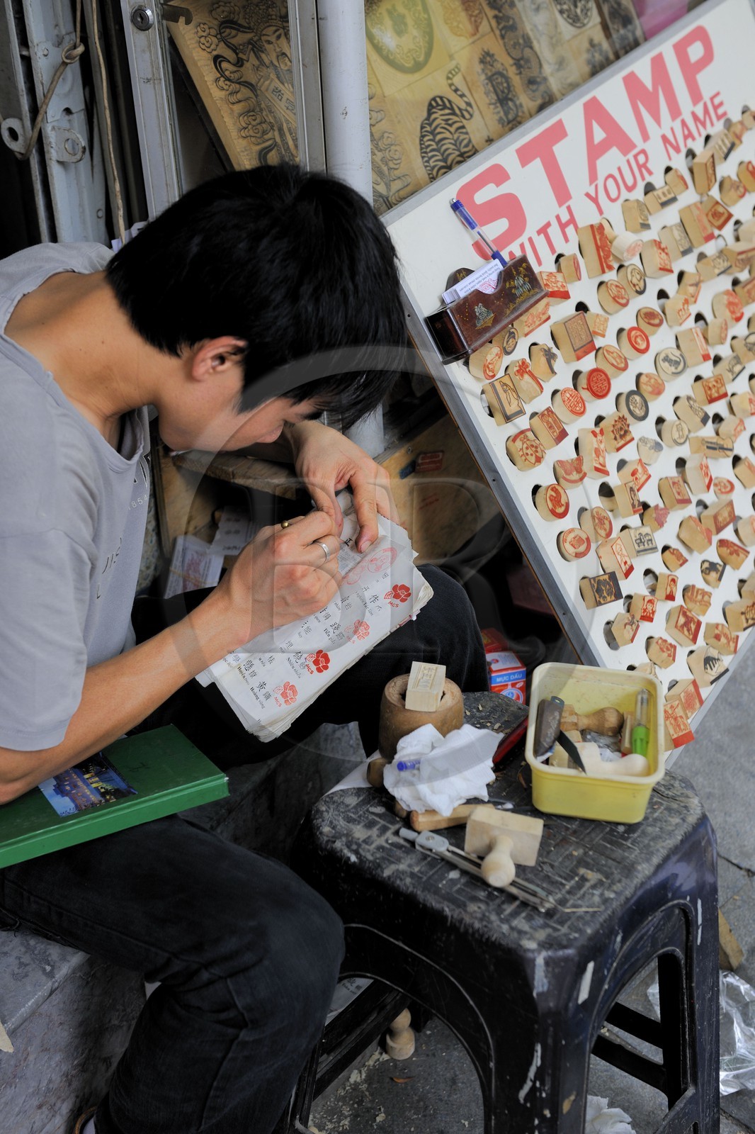 Vietnam, Hanoï, quartier des 36 rues dans la vieille ville, fabriquant de tampons