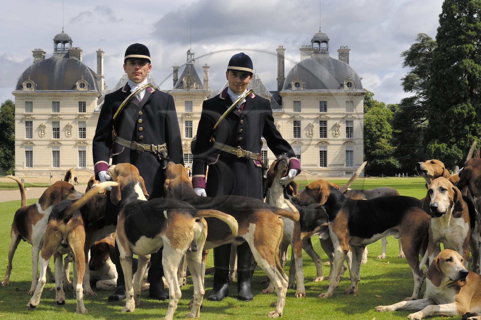 France, Loir-et-Cher (41), château de Cheverny, les piqueux Vol au Vent et La Rosée qui gèrent la meute de 90 chiens de chasse à cour