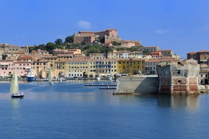Italie, Toscane, l’Ile d’Elbe, Portoferraio, le Fort Stella dans la vieille ville et la Tour Torre del Martello à l'entrée du vieux Port