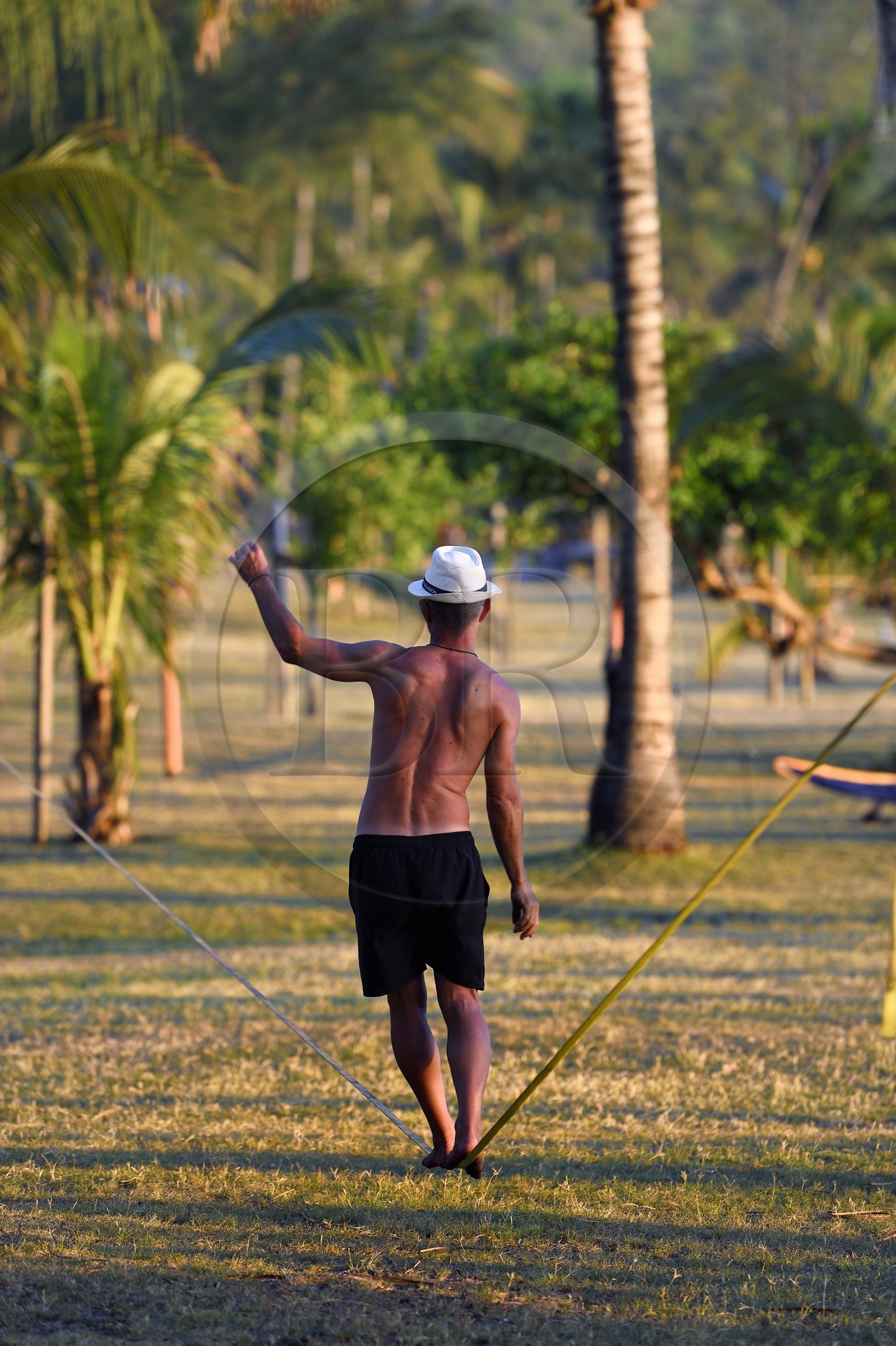 France, Ile de la Reunion, Petite-Ile sur la côte sud, plage de Grand-Anse, exercice sur un slackline
