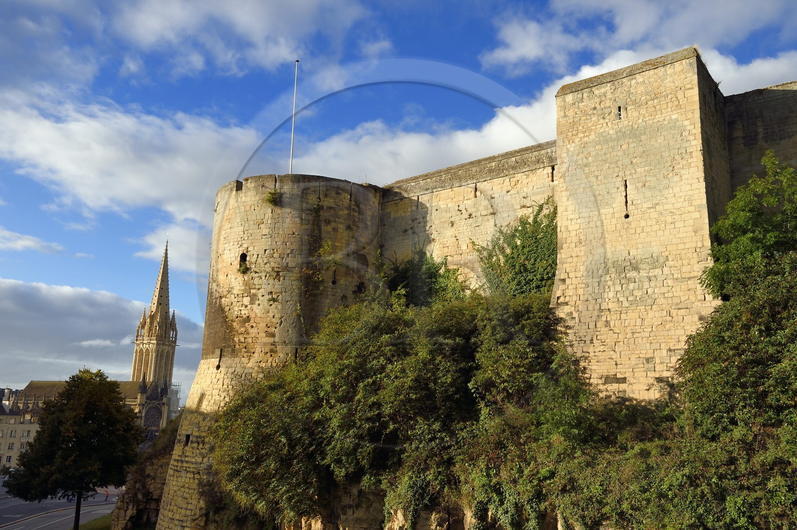 France, Calvados (14), Caen, le château ducal de Guillaume le Conquerant, la tour dite de la Reine Mathilde et le clocher de l'église Saint-Pierre en arrière plan