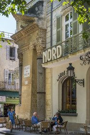 France, Bouches-du-Rhône (13), Arles, colonnes de Saint Lucien, demi-fronton et deux chapiteaux corinthiens, seuls vestiges d'un petit temple (IIe siècle) de l'antique forum romain sur l'actuelle place du Forum, classé Patrimoine Mondial de l'UNESCO