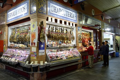 Espagne, Andalousie, Séville, quartier de Triana, le marché couvert de Triana, étal du charcutier