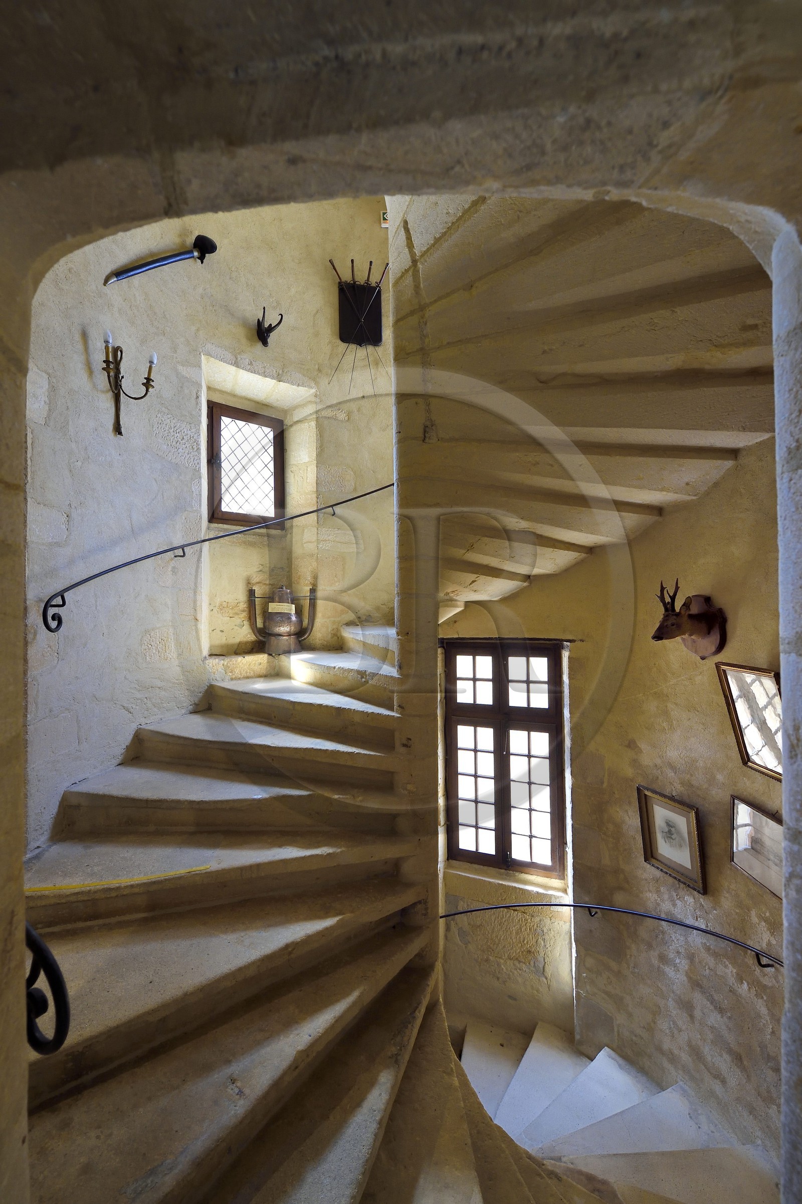 France, Dordogne (24), Périgord Noir, vallée de la Dordogne, Sarlat-la-Canéda, le Manoir de Gisson, escalier principal de pierre en vis