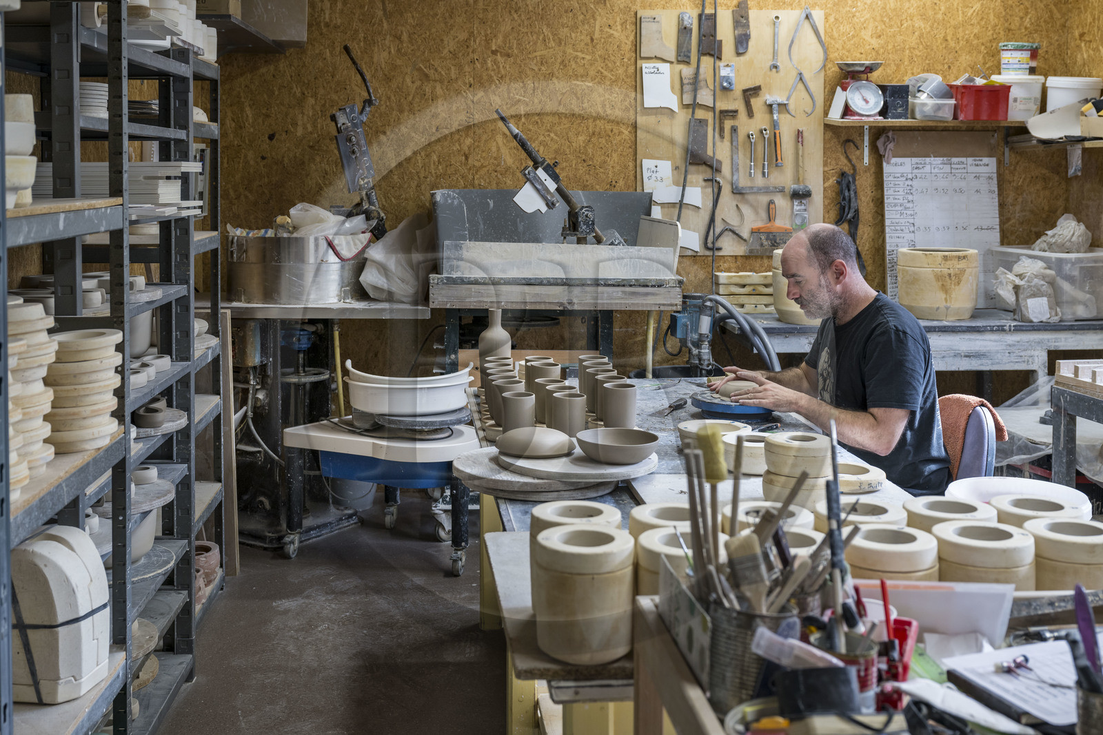 France, Nièvre (58), Nevers, Faïencerie Georges, les ateliers, Raphael à la fabrication