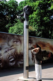 Lituanie (Pays Baltes), Vilnius, seule sculpture représentant Frank Zappa au monde