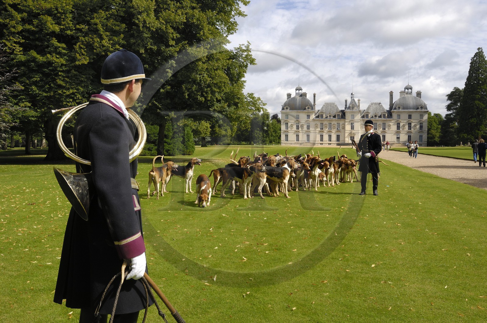 France, Loir-et-Cher (41), château de Cheverny, les piqueux Vol au Vent et La Rosée qui gèrent la meute de 90 chiens de chasse à cour