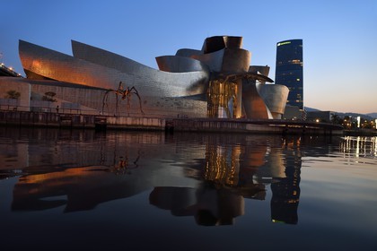 Espagne, Pays basque espagnol, Biscaye, Bilbao, le musée Guggenheim de l'architecte Frank Gehry et la Tour Iberdrola