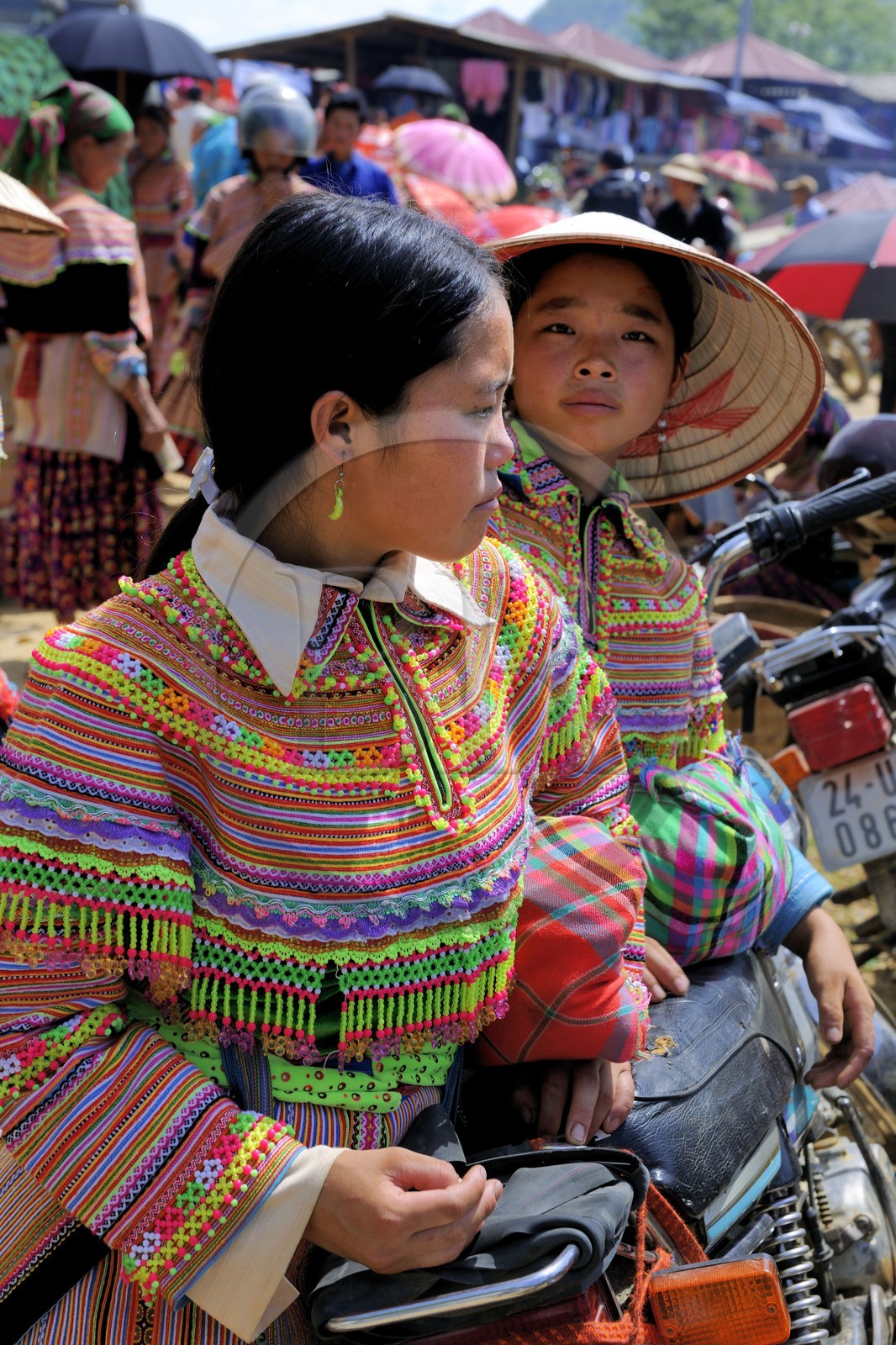 Vietnam, Lao Cai province, Bac Ha district, Can Cau market, women from the Flower Hmong minority