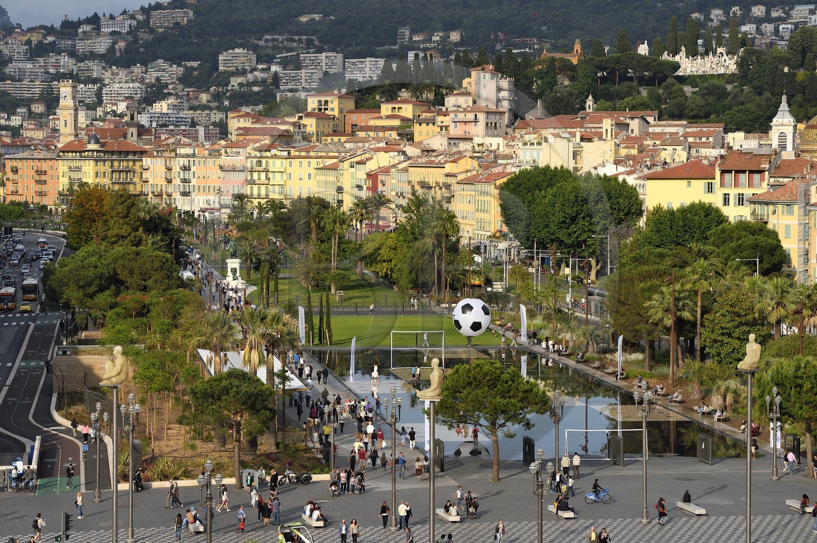 France, Alpes-Maritimes (06), Nice,  la Promenade du Paillon, le miroir d'eau de 3000 m2 et les jets d'eau de la place Massena