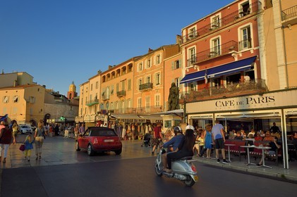 France, Var (83), Saint-Tropez, terrasse du café de Paris sur le quai Suffren
