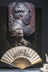France, Paris (75), quartier du Marais, Musée Carnavalet, période pré révolutionnaire, vitrine dédiée à Jacques Necker, Mirabeau apparaît en reflet