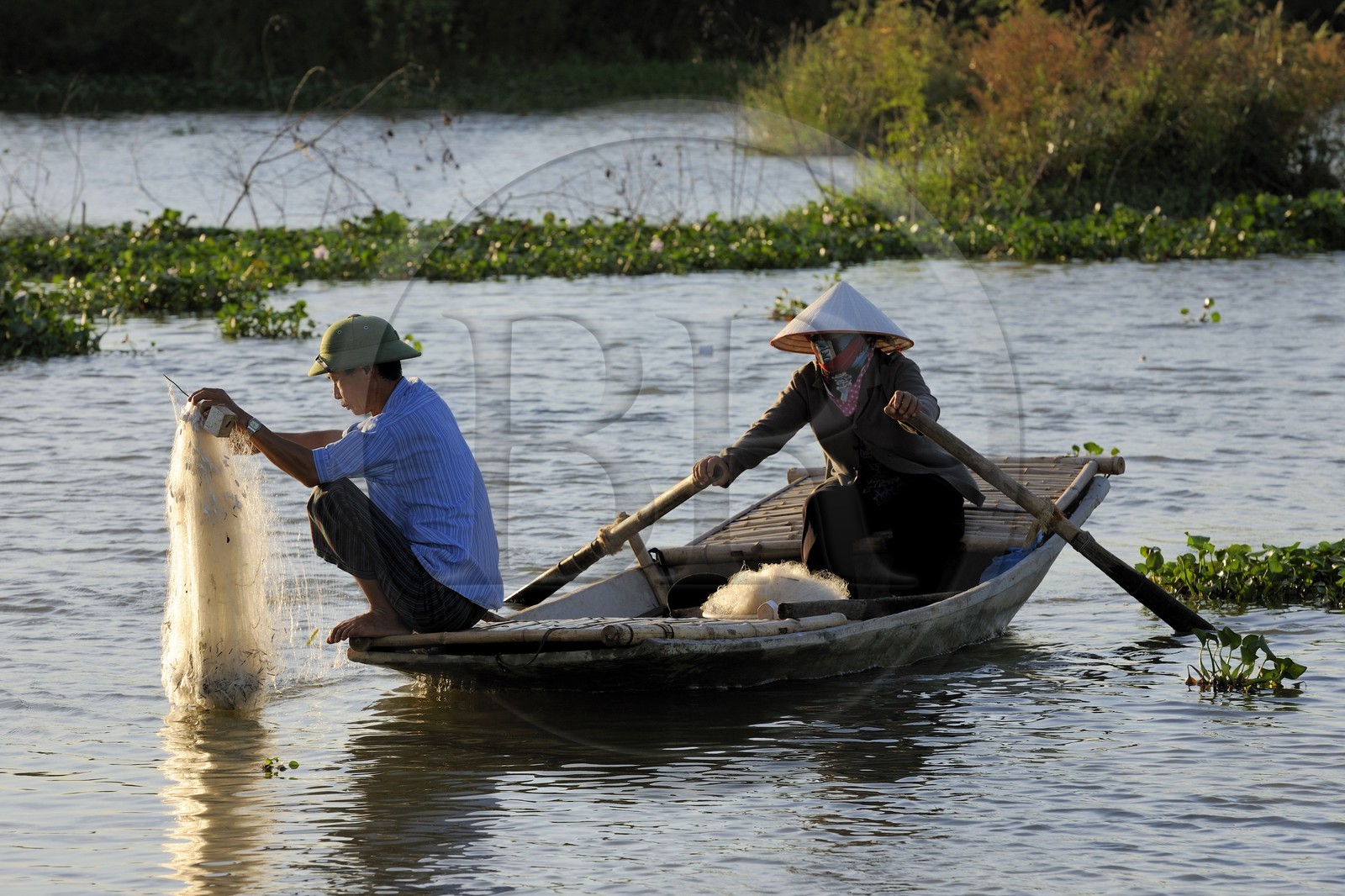 Vietnam, province de Ninh Binh, village insulaire de Kenh Ga, barque de pêcheurs