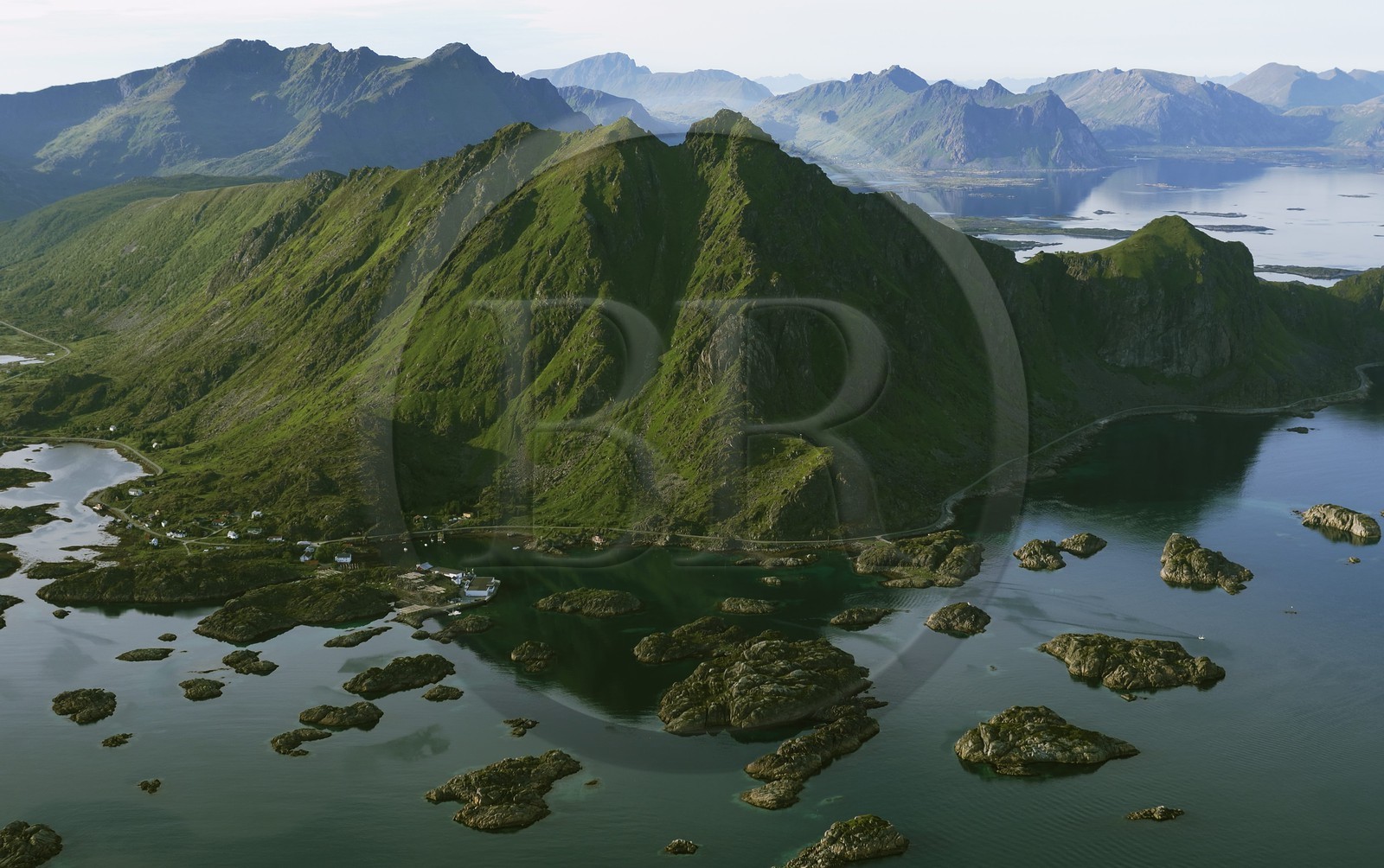 Norvège, Nordland, Iles Lofoten, Ile de Vestvagoy (vue aérienne)