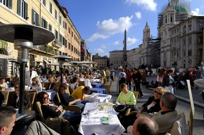 Italie, Latium, Rome, centre historique classé Patrimoine Mondial de l'UNESCO, terrasses de Café sur la Piazza Navona