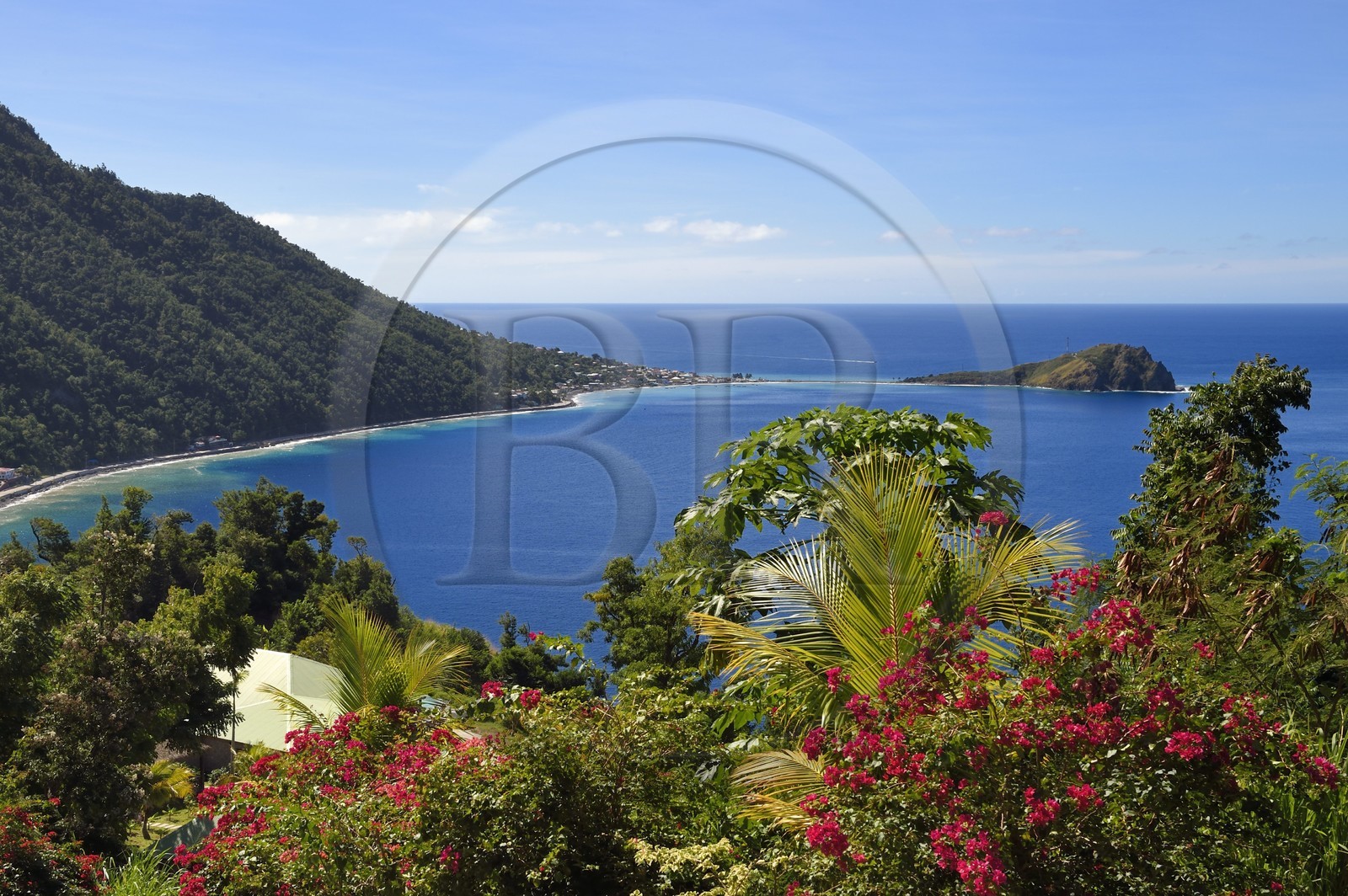 Caraïbes, Ile de la Dominique, baie de Soufrière, Soufrière, hotel Jungle Bay et la péninsule de Cachacrou en arrière plan