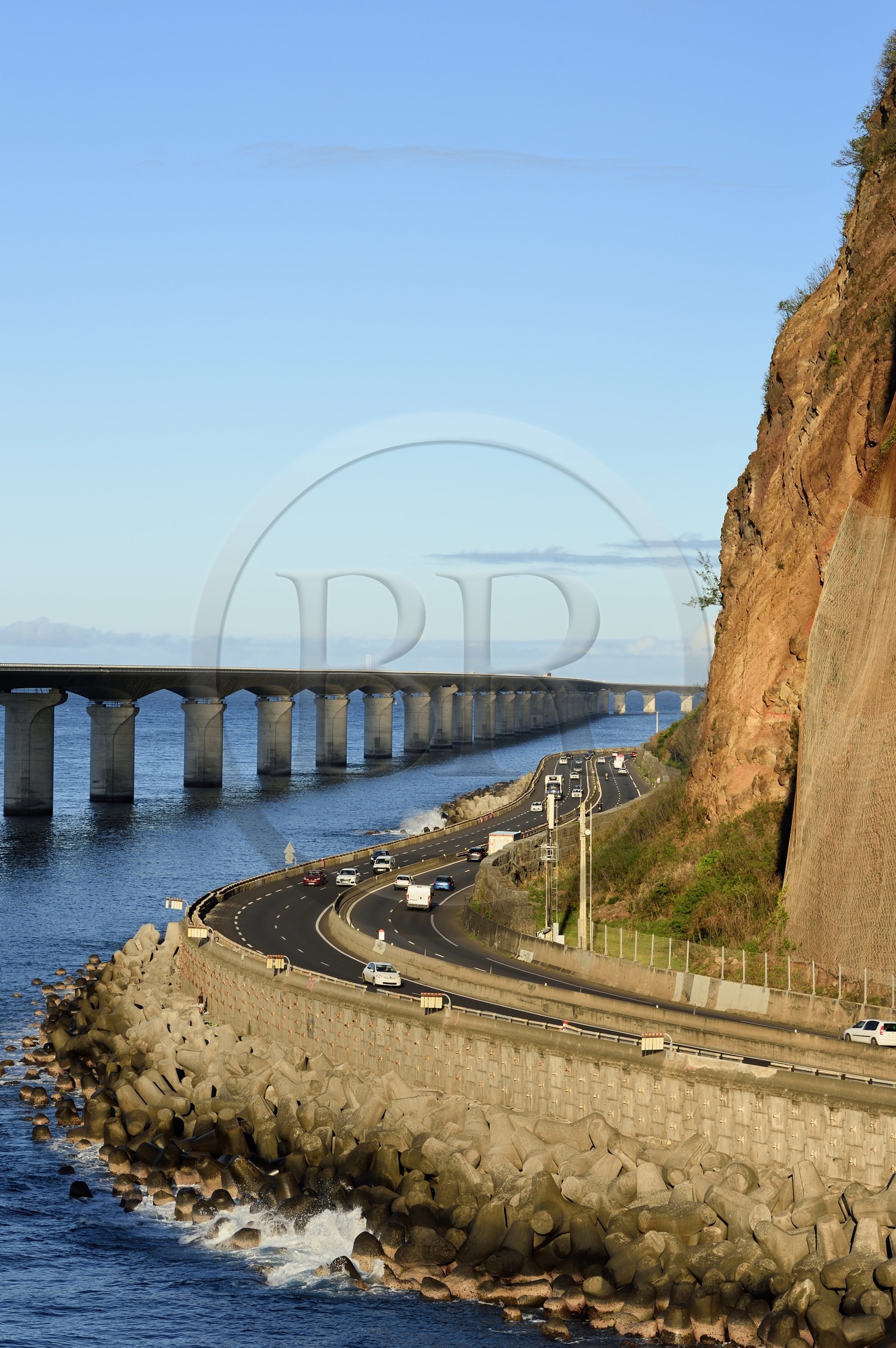 France, Ile de la Reunion, La Possession, l'ancienne route nationale toujours sous la menace de chutes de pierres et la Nouvelle Route du Littoral (NRL) sur la gauche, viaduc maritime long de 5,4 km entre la capitale Saint-Denis et le principal port de commerce à l’Ouest