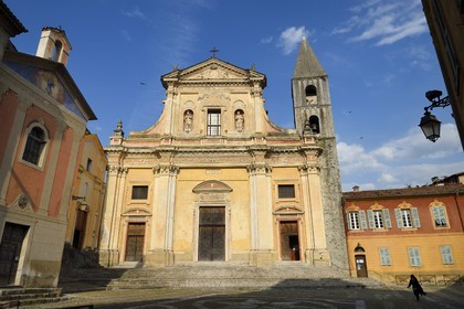 France, Alpes-Maritimes (06), vallée de la Bévéra, Sospel, place Saint Michel, la cathédrale Saint Michel