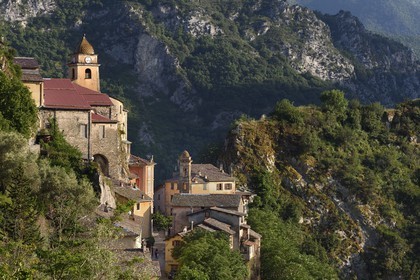 France, Alpes-Maritimes (06), vallée de la Roya (arrière-pays niçois), au pied du parc national du Mercantour, village perché de Saorge, l'église Saint-Sauveur domine la vallée