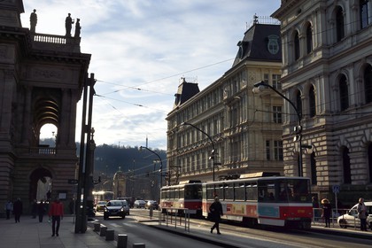 République Tchèque, Prague, Nove Mesto, la rue Narodni entre le Théatre National à gauche et l'immeuble du Café Slavia à droite