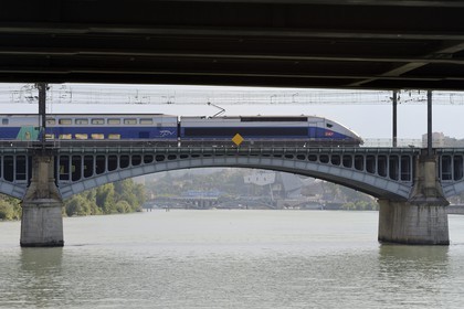 France, Rhône (69), Lyon, TGV traversant le Rhône aux abords de la Gare de Perrache