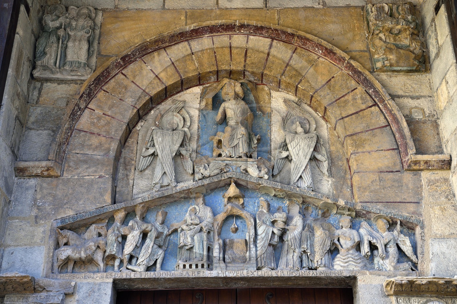 France, Puy-de-Dôme (63), Clermont-Ferrand, tympan  du portail latéral de la basilique Notre-Dame-du-Port de style roman auvergnat, classée Patrimoine Mondial de l'UNESCO au titre des Chemins de Saint-Jacques-de-Compostelle en France