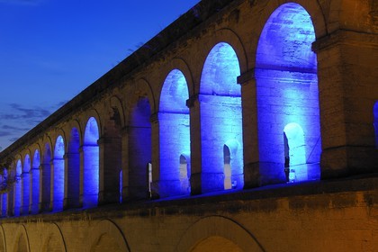 France, Hérault (34), Montpellier, l'Aqueduc Saint Clément , éclairages du plasticien Yann Kersalé