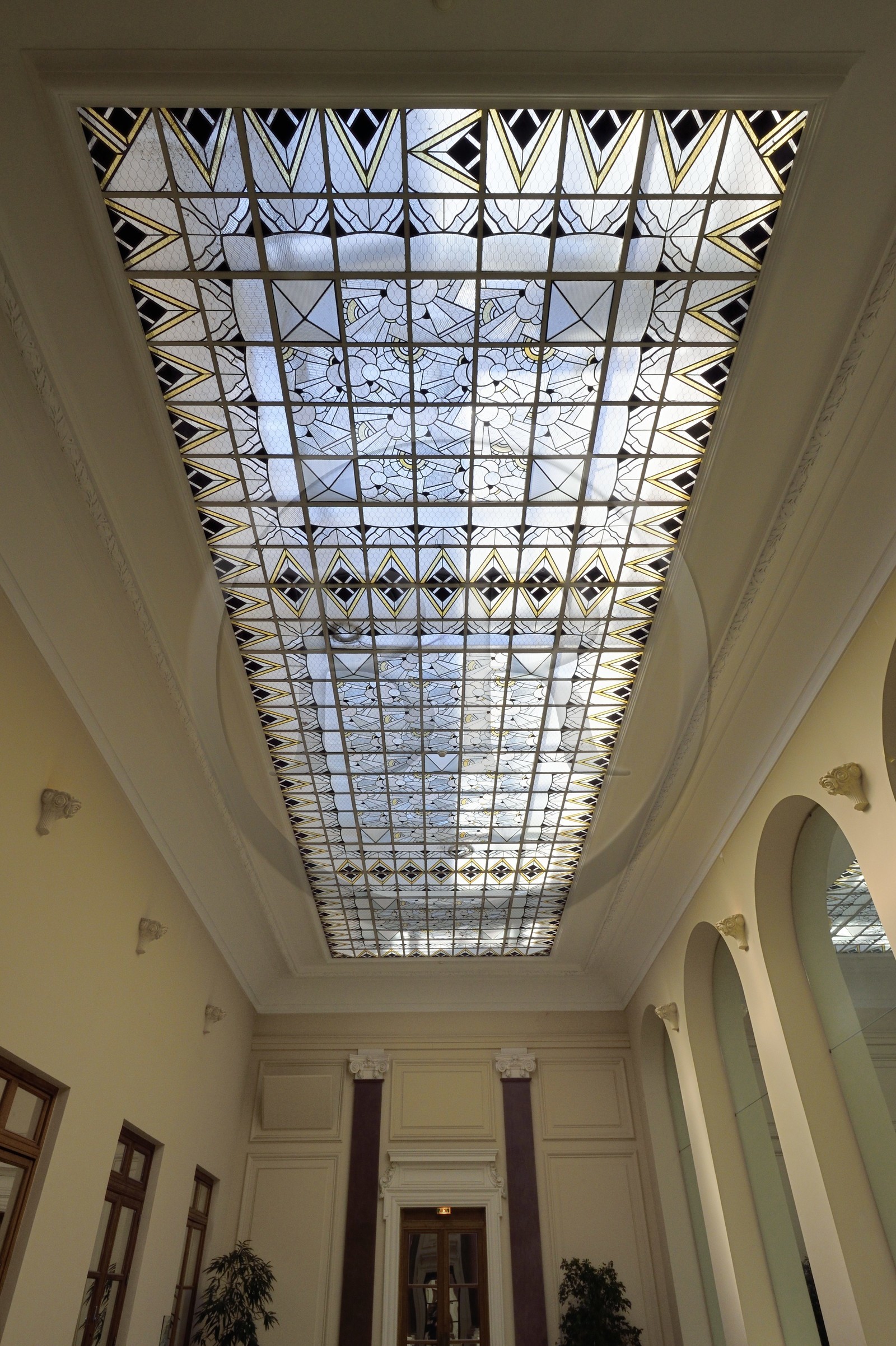 France, Allier (03), Vichy, Palais des Congrès et Opéra, verrière art Déco de la galerie de l'Arlequin de l'ancien Grand Casino