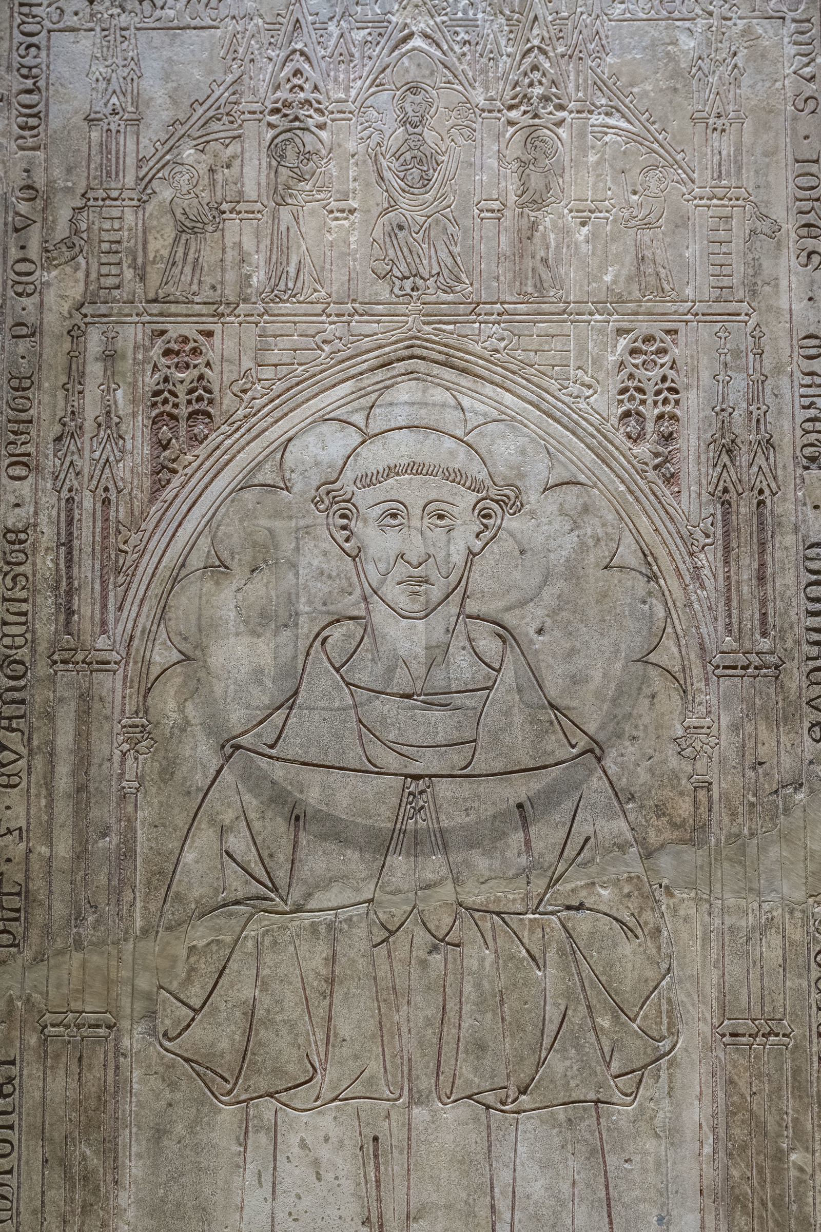 France, Paris (75), Musée de Cluny - Musée national du Moyen-Age, dalle funéraire de Jean de Mallet (+1333) moine de l'abbaye de Poblet en Catalogne, provient de l'église des Bernardins à Paris