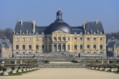 France, Seine-et-Marne (77), Maincy, le château de Vaux-le-Vicomte, façade sud du château et les jardins à la française dessinés par Le Nôtre