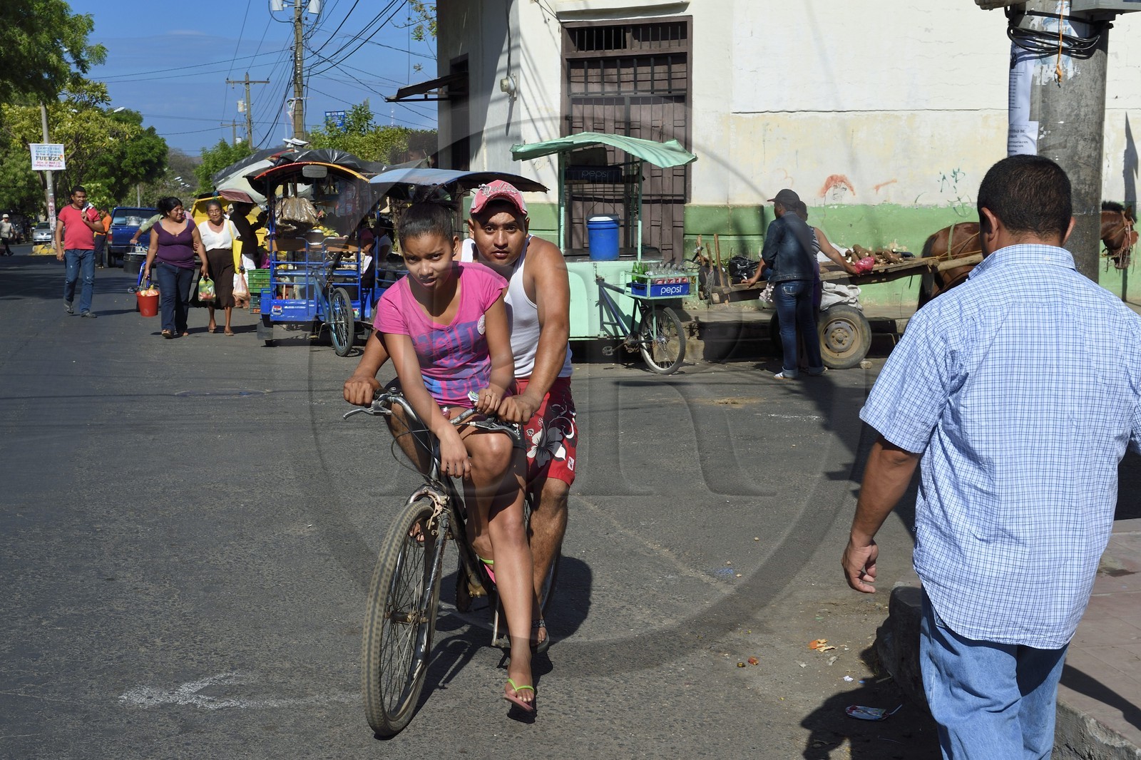 Nicaragua, Leon, quartier de Sutiaba, couple sur une bicyclette dans la calle Ruben Dario