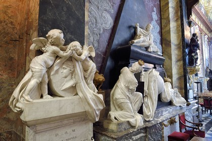 France, Meurthe et Moselle (54), Nancy, l'église Notre-Dame-de-Bonsecours-de-Nancy par l'architecte Héré qui abrite les tombeaux de Catherine Opalinska et de Stanislas Leszczynski, monument du cœur de Marie Leszczynska et mausolée de Stanislas en arrière plan