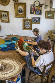 France, Drôme (26), Drôme provençale, Nyons, La Scourtinerie, dernière manufacture de scourtins de Provence, filtres traditionnels utilisés dans la fabrication de l'huile d'olive mais conçus aussi aujourd'hui comme objets de décoration en fibre de coco, finitions de scourtins à la main par Sophie Villeneuve-Fert et sa mère Frédérique