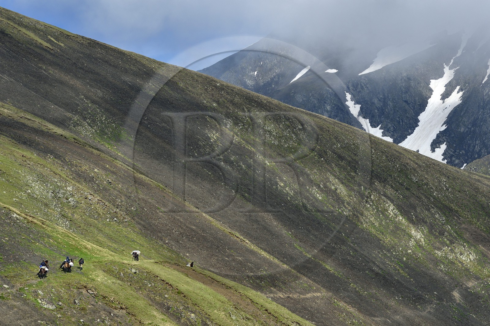 Géorgie, Kakheti, Parc national de Touchétie, caravane de cavaliers au Col d'Abano à 2826 mètres en bordure de la très spectaculaire piste qui relie Telavi à Omalo