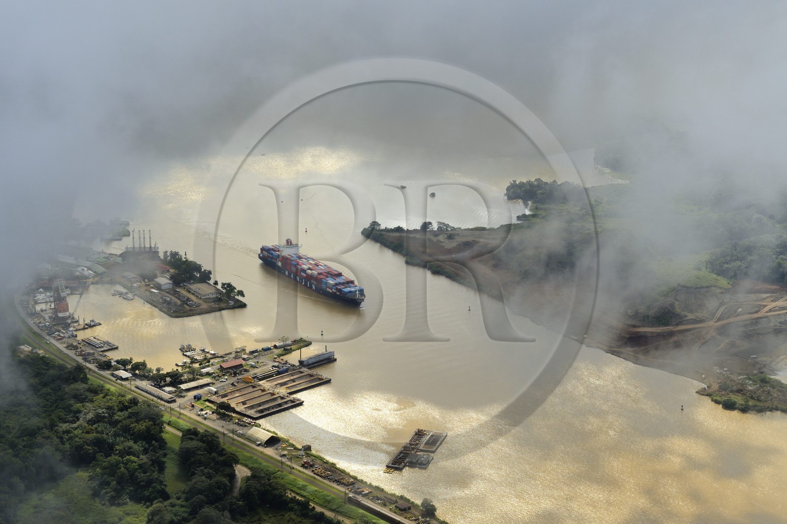 Panama, Canal de Panama à Gamboa, cargo Panamax porte-conteneurs (vue aérienne)