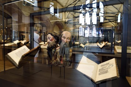 France, Bas-Rhin (67), Selestat, la Bibliothèque humaniste réaménagée par l'architecte Rudy Ricciotti, provenant à l'origine de la bibliothèque personnelle de Beatus Rhenanus (1485-1547), deux apotres en buste (16ème siècle)