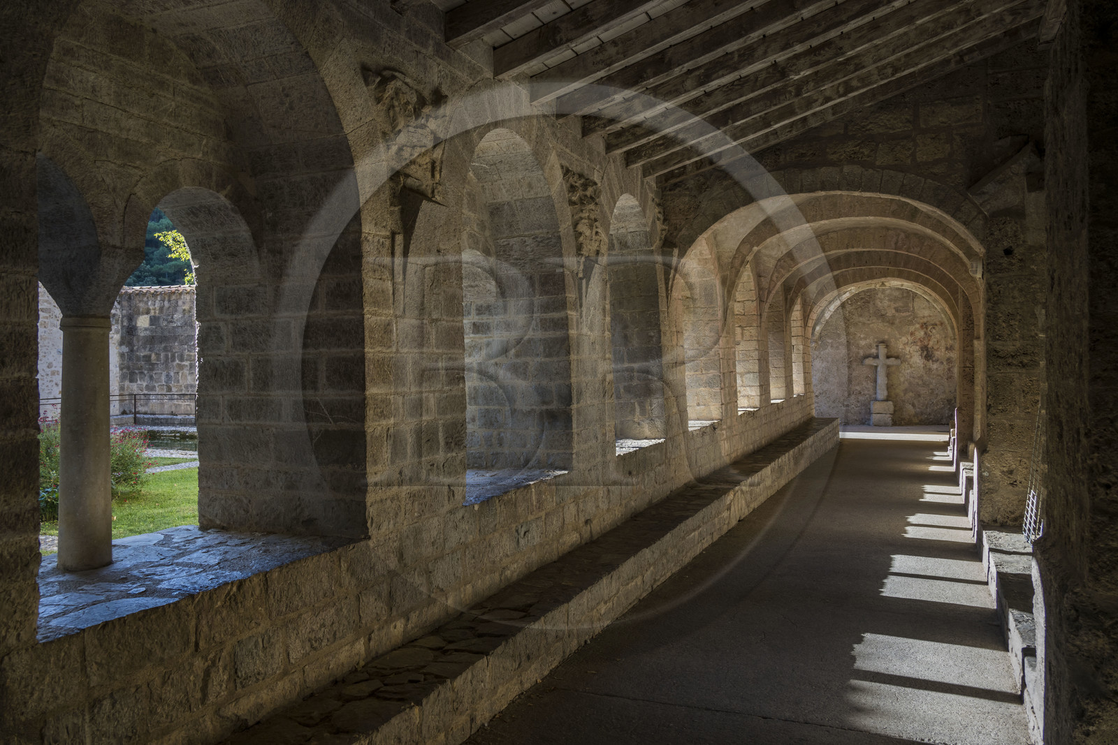 France, Hérault (34), Causses et les Cévennes, paysage culturel de l'agro-pastoralisme méditerranéen, classés Patrimoine Mondial de l'UNESCO, Saint-Guilhem-le-Désert, labellisé Les Plus Beaux Villages de France, l'abbaye de Gellone du IXème siècle, le cloitre