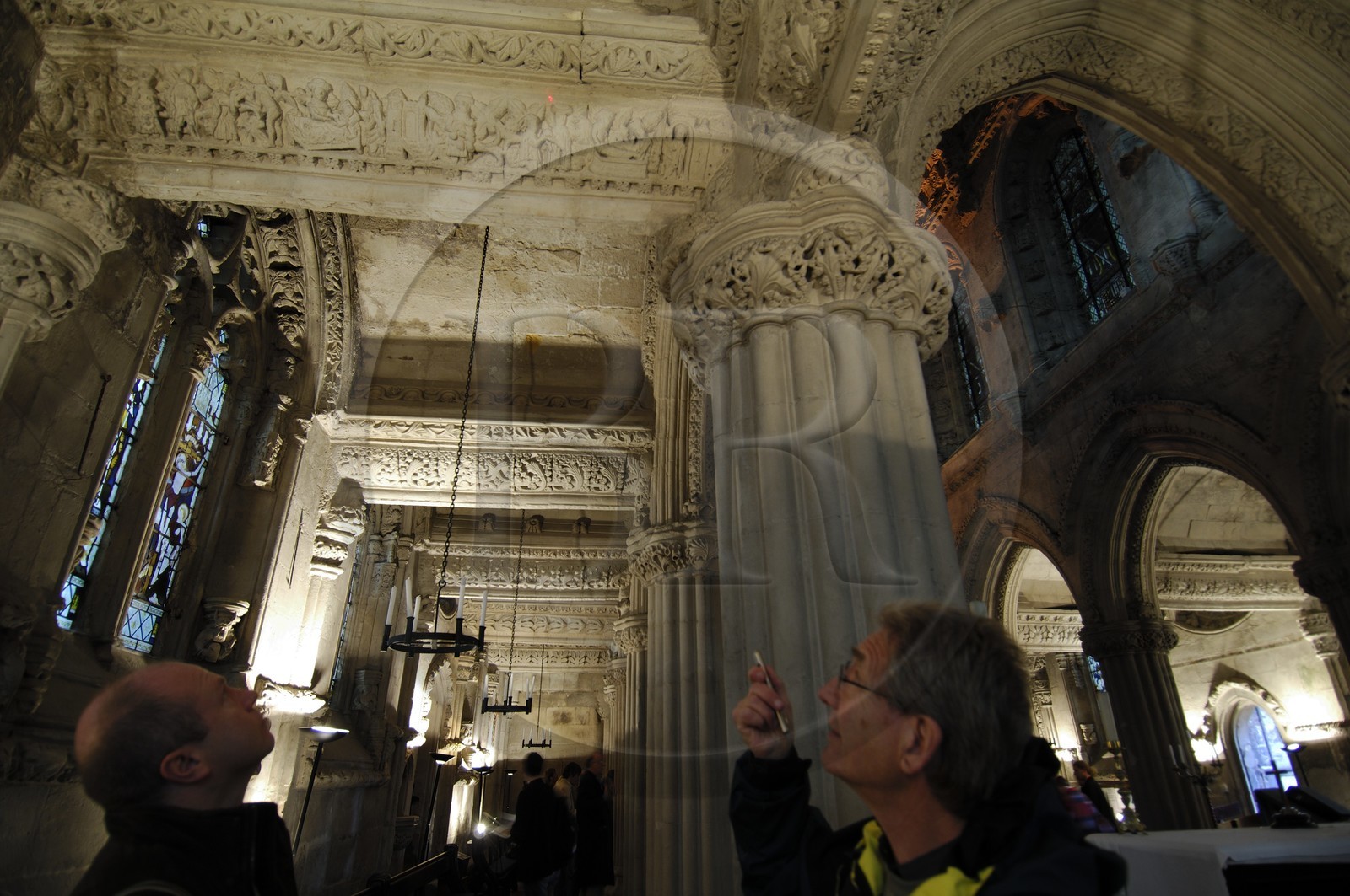 Royaume-Uni, Ecosse, Midlothian, Roslin, la Chapelle Rosslyn, visiteurs disséquant la symbolique des sculptures
