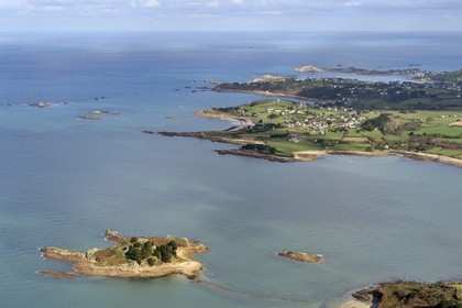 France, Côtes-d'Armor (22), Baie de Morlaix, Terenez, Ile Sterec et le village de Saint Samson en arrière plan (vue aérienne)