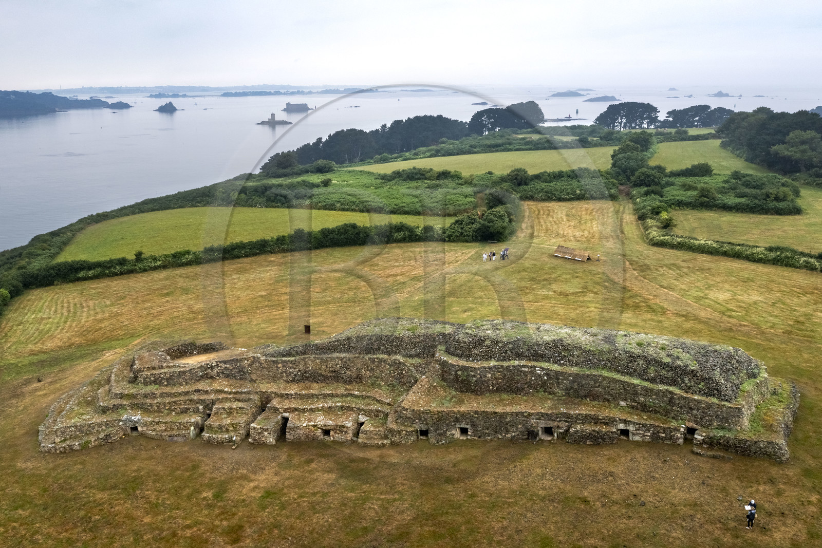France, Finistère (29), Baie de Morlaix, Presqu'ïle de Kernehelen, site mégalithique du Cairn de Barnenez vieux de 6000 ans (vue aérienne)