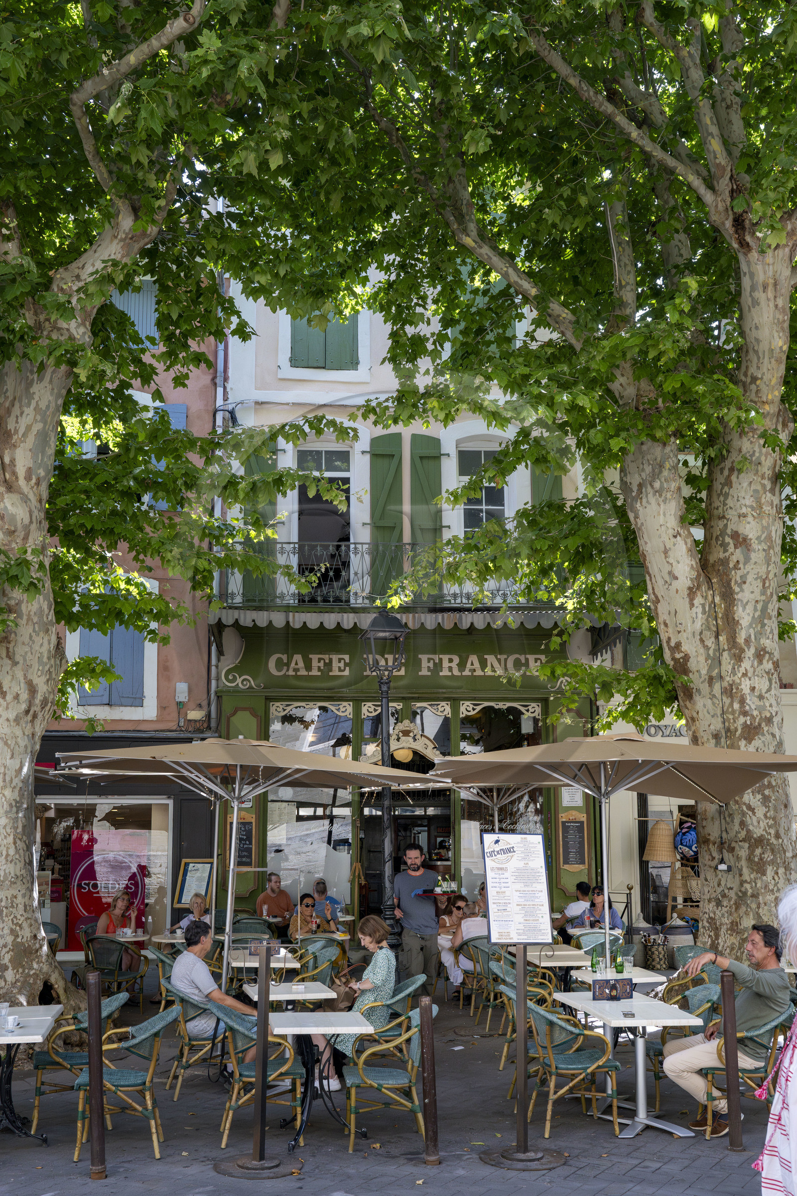 France, Vaucluse, L'Isle sur la Sorgue, old town, Place de la Liberté, terrace under the plane trees of the Café de France