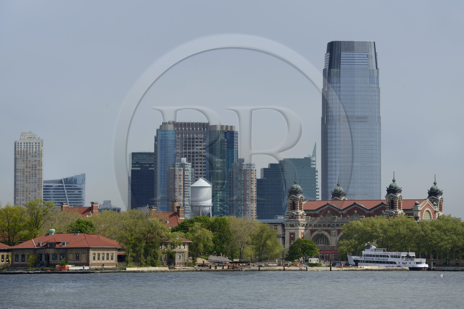 Etats-Unis, New York, Ellis Island, musée national de l'histoire de l'Immigration, Jersey City en arrière plan