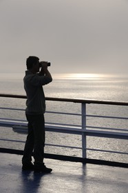 Canada, province de Québec, Gaspésie, le bateau de croisière Princess Danaé au large de Gaspé, observation sur le pont supérieur
