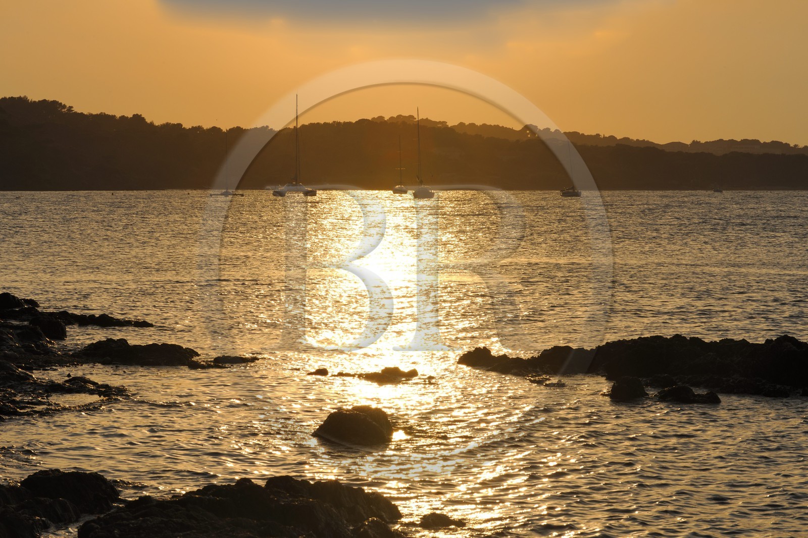 France, Var (83), coucher de soleil sur la presqu'île de Giens