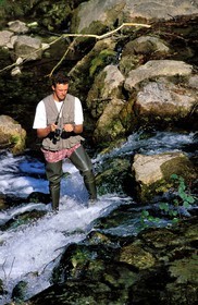 France, Hautes-Pyrénées (65), pêche à la truite en rivière vers Arrodets-Bulan