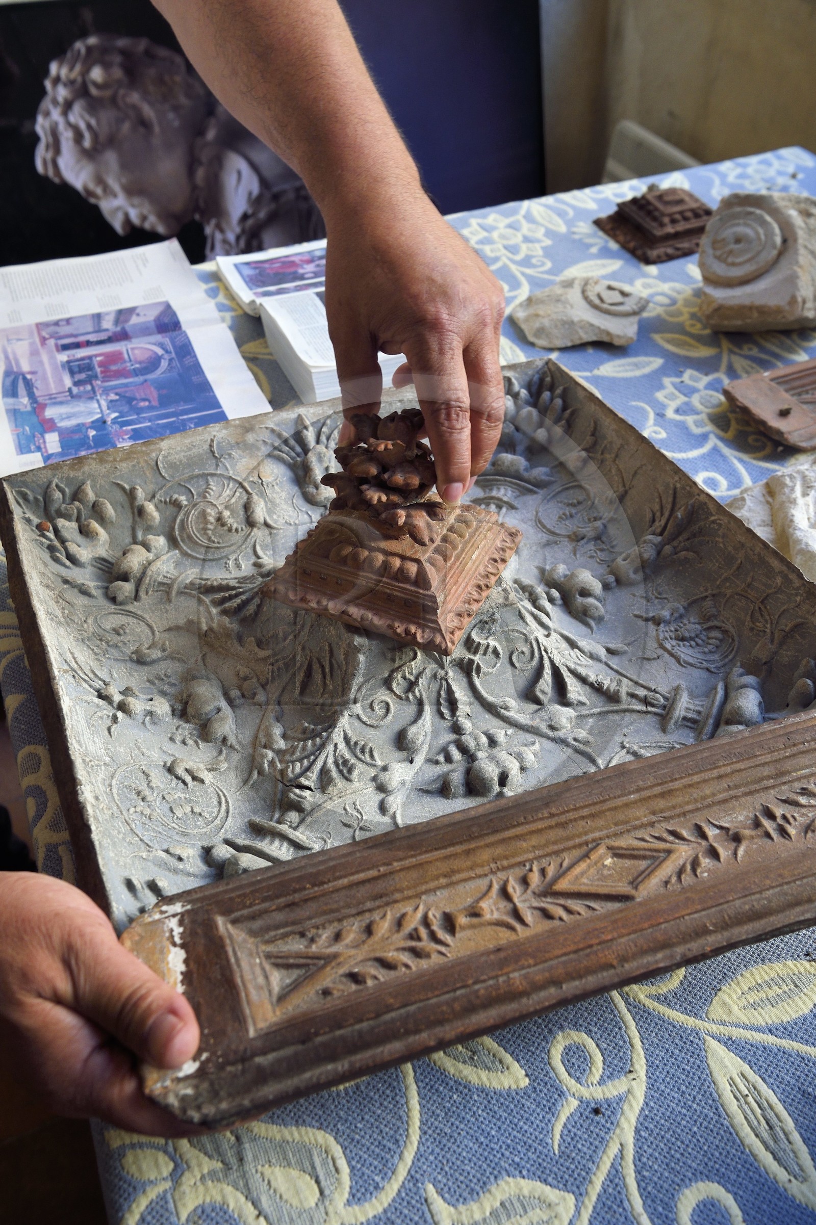 France, Meuse (55), Saint-Mihiel, maison du sculpteur de la Renaissance Ligier Richier, plafond à caissons sculpté en terre cuite moulée au décor géométrique (vers 1540)