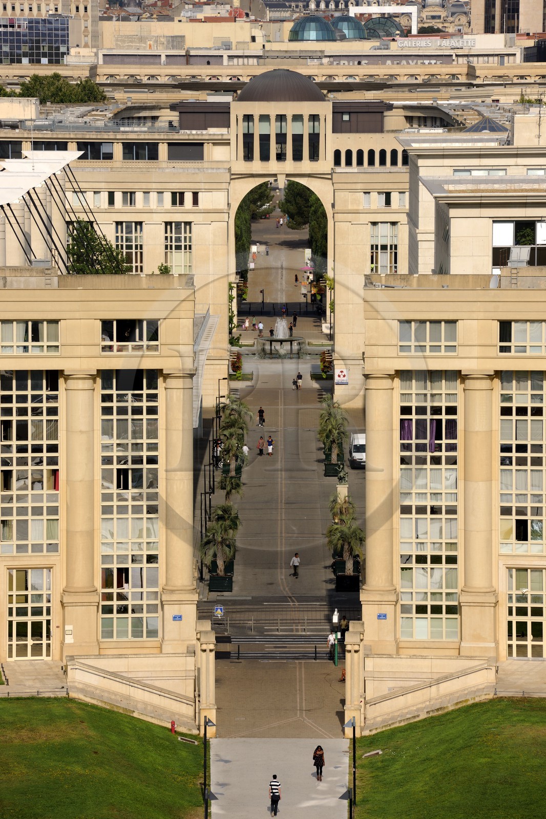 France, Hérault (34), Montpellier, quartier Antigone de l'architecte Ricardo Bofill, un axe piéton relie la rivière Lez vers l'est au centre historique à l'ouest