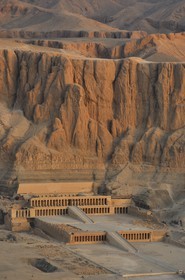 Egypte, Haute Egypte, vallée du Nil, environs de Louxor, nécropole thébaine classée Patrimoine Mondial de l'UNESCO, Thèbes Ouest, Deir el Bahari, temple d'Hatchepsout (vue aérienne)