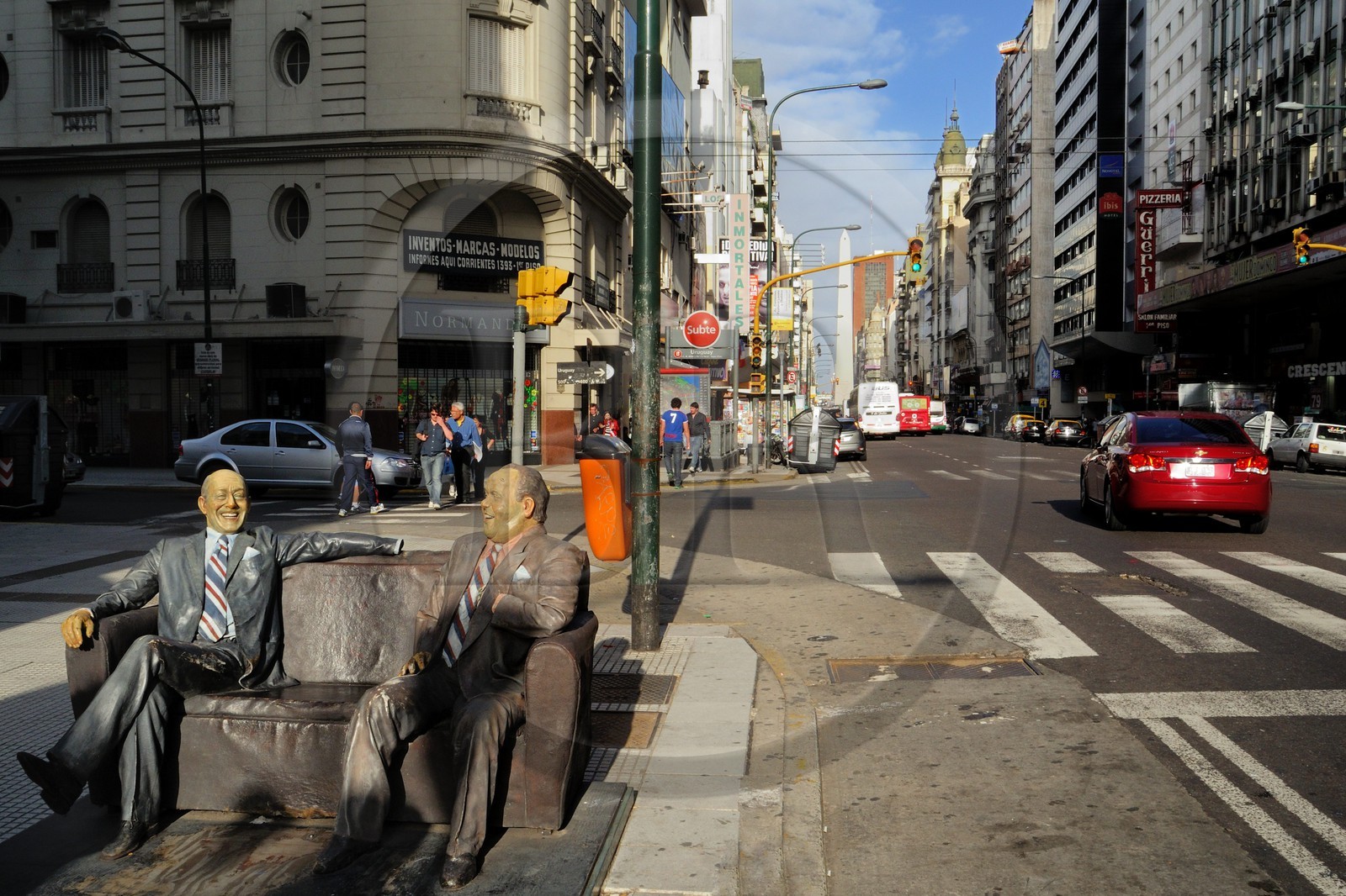 Argentine, Buenos Aires,  l'Obélisque sur l'avenue 9 de Julio vu de l'Avenida Corrientes